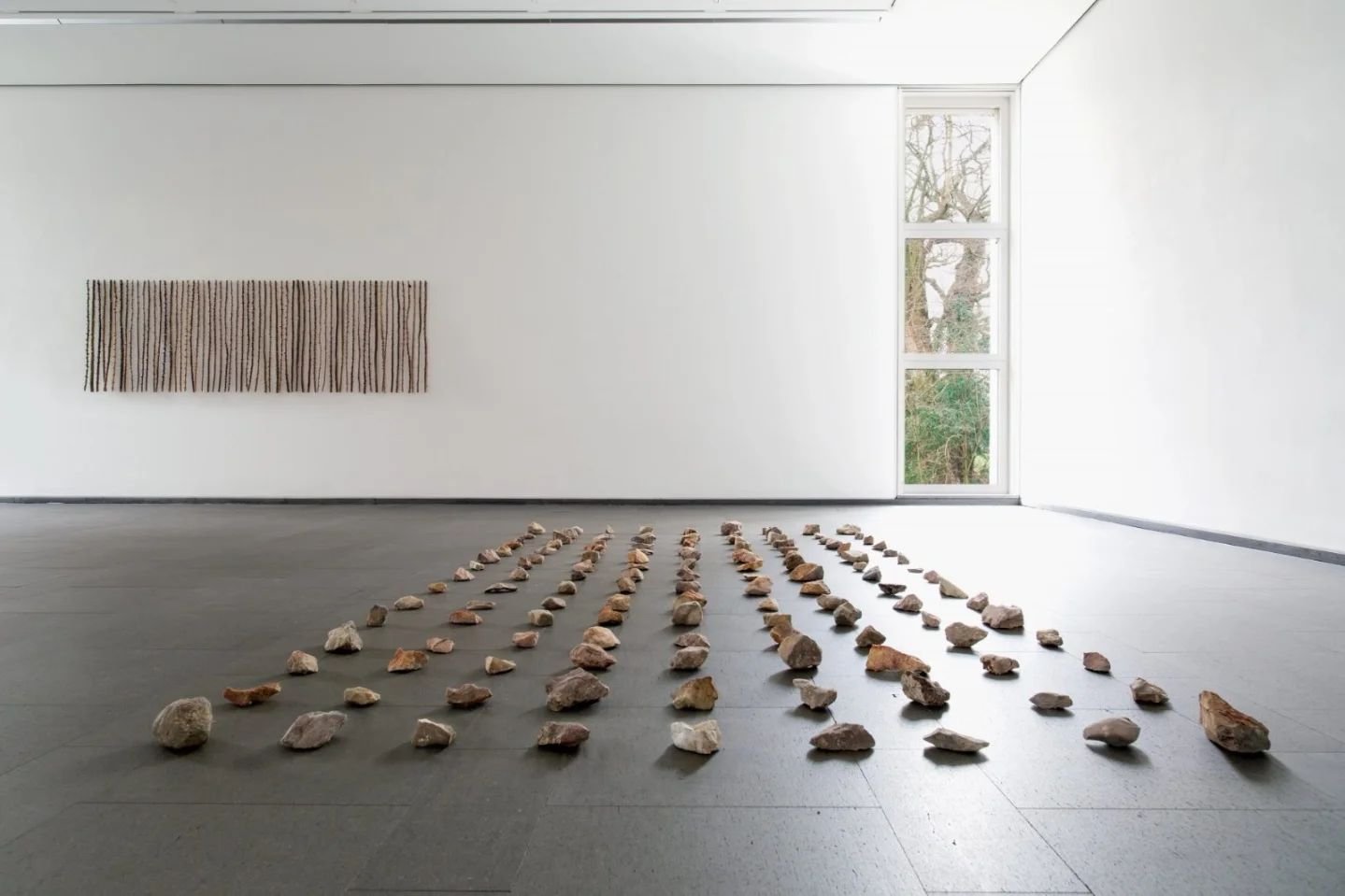 🌿 Herman de Vries: Art Rooted in Nature 🌍
For decades, Herman de Vries (*1931) has created a body of work that is both encyclopedic and poetic, capturing the beauty and diversity of nature through a scientific lens. 🍃 From stones to grasses, flowe