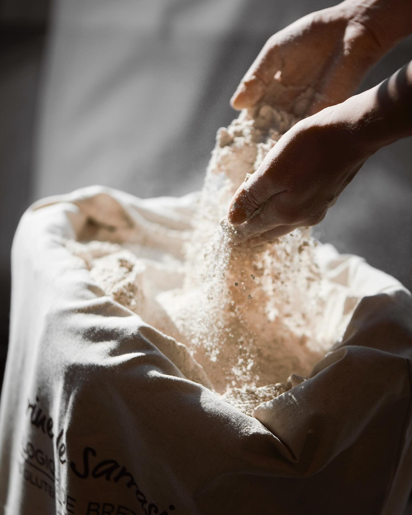 🌾 La farine de sarrasin utilis&eacute;e dans nos galettes, certifi&eacute;e sans gluten, est cultiv&eacute;e en agriculture biologique sp&eacute;cialement pour Breizh Caf&eacute; au Moulin de La Fatigue en Bretagne, fond&eacute; en 1870.
 Ce moulin,